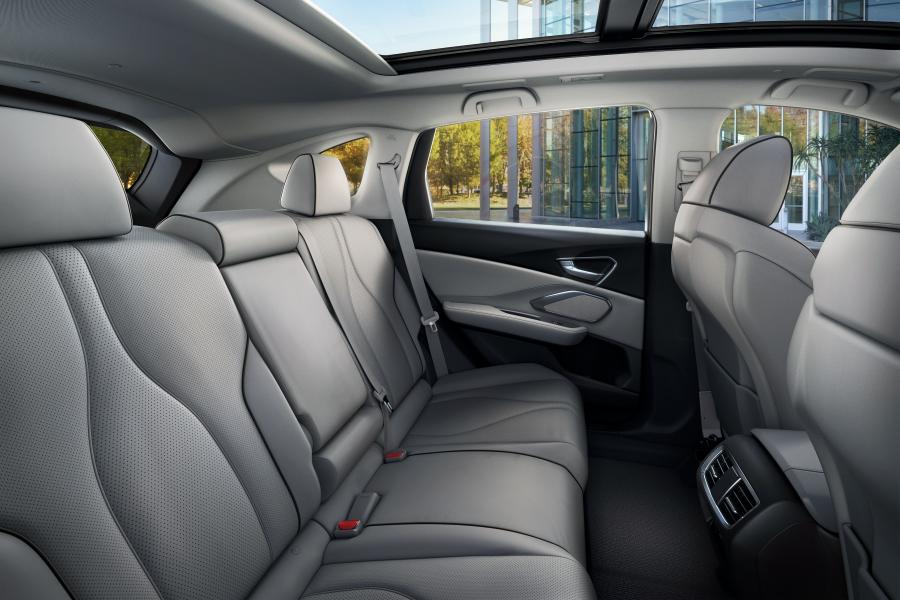 Интерьер Acura RDX 2018 года  (фото 3 из 54)